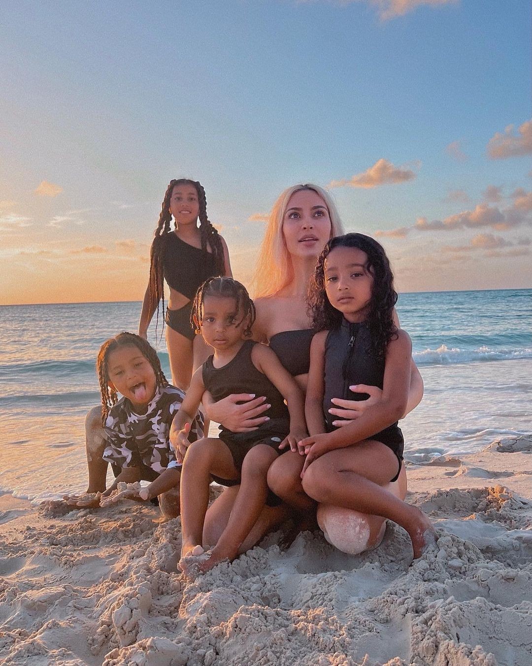 Kim Kardashian com os quatro filhos (Foto: Reprodução/ Instagram )