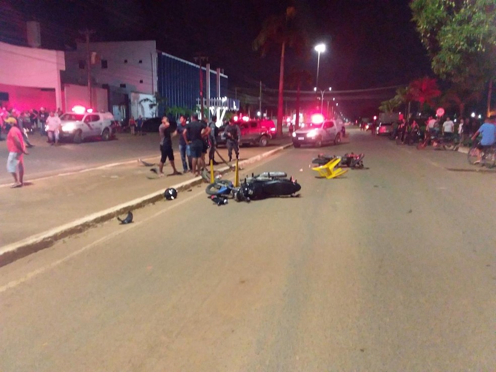 Motos foram danificadas por carro desgovernado em Ariquemes (RO) — Foto: Reprodução/Redes Sociais 