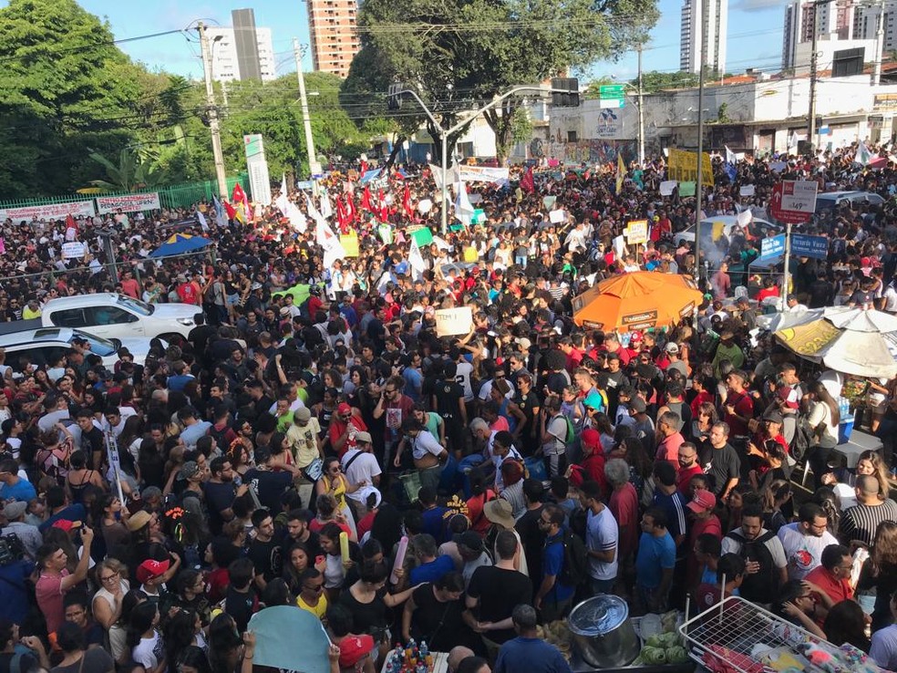 Natal (RN) tem protesto contra bloqueios na educaÃ§Ã£o â€” Foto: Rafael Barbosa/G1