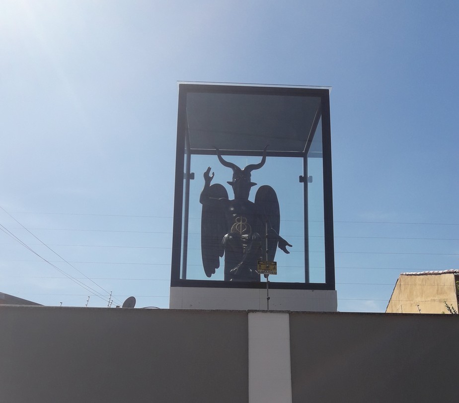 Imagem de Belzebu, o Maioral, está exposta na fachada de casa em Alvorada (RS)