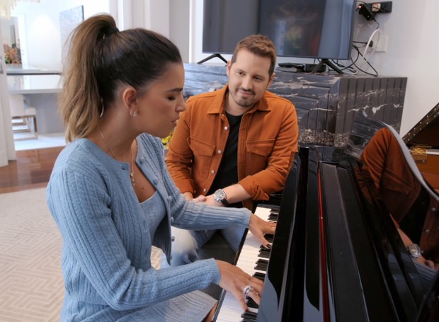 No episódio que mostra a casa de Mariana Rios, a atris mostra pra Dony de Nuccio sua paixão por pianos (Foto: Discovery+ / Divulgação)