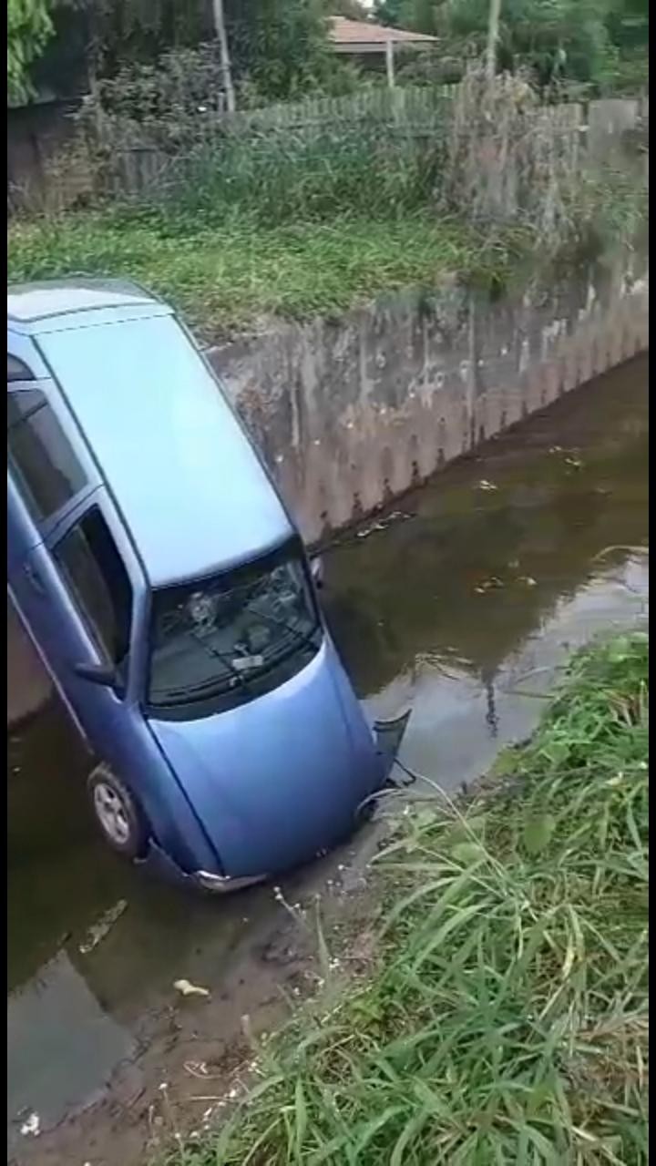 Carro é encontrado abandonado após cair de 'bico' em vala na zona Oeste de Boa Vista