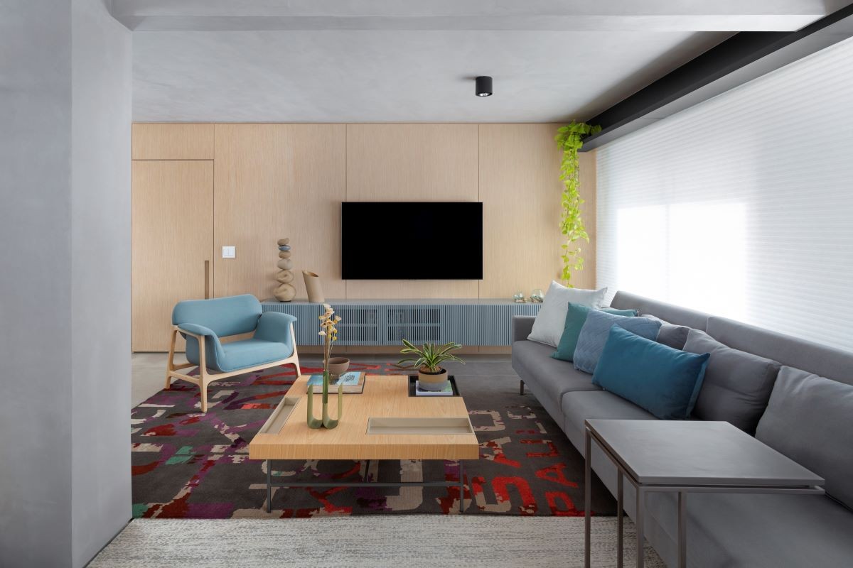 SALA | Na sala, os toques de cor aparecem nos móveis e objetos decorativos. Ainda assim, a paleta neutra domina o ambiente (Foto: Júlia Ribeiro / Divulgação)