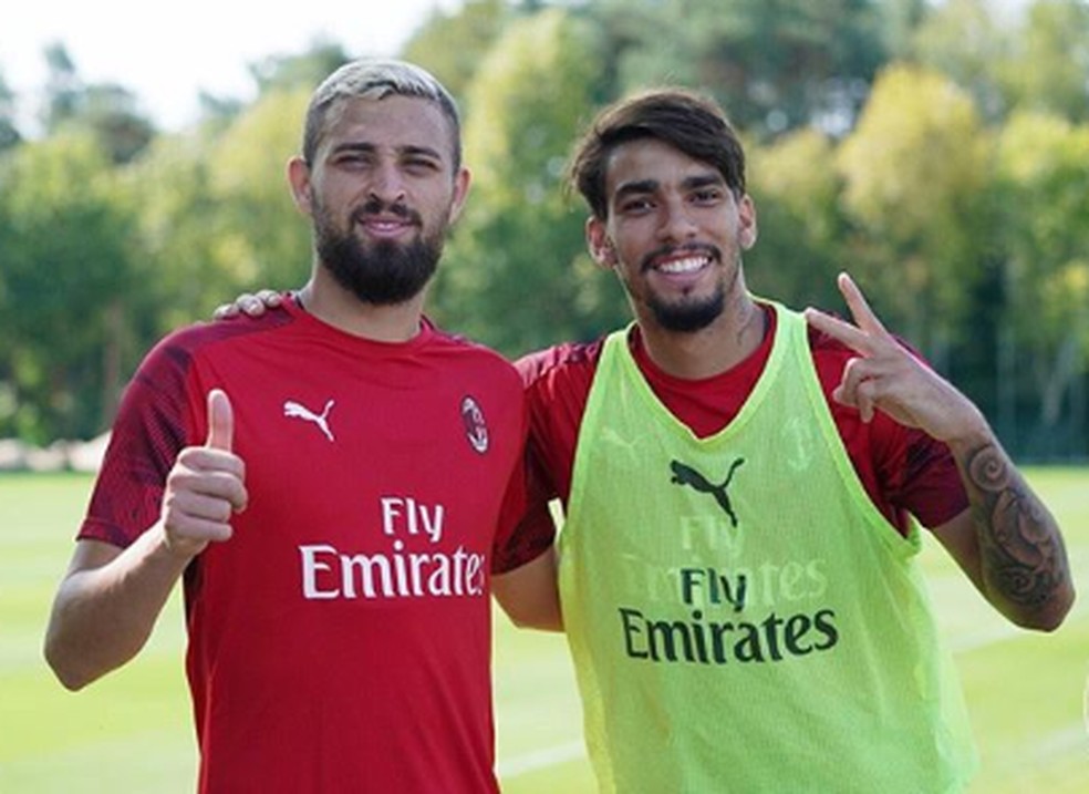 Garotos do Ninho: Léo Duarte posa para foto com Paquetá no Milan — Foto: Divulgação/Milan