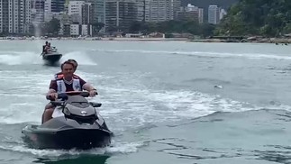 Bolsonaro anda de moto aquática no Guarujá, onde passou o carnaval — Foto: Reprodução