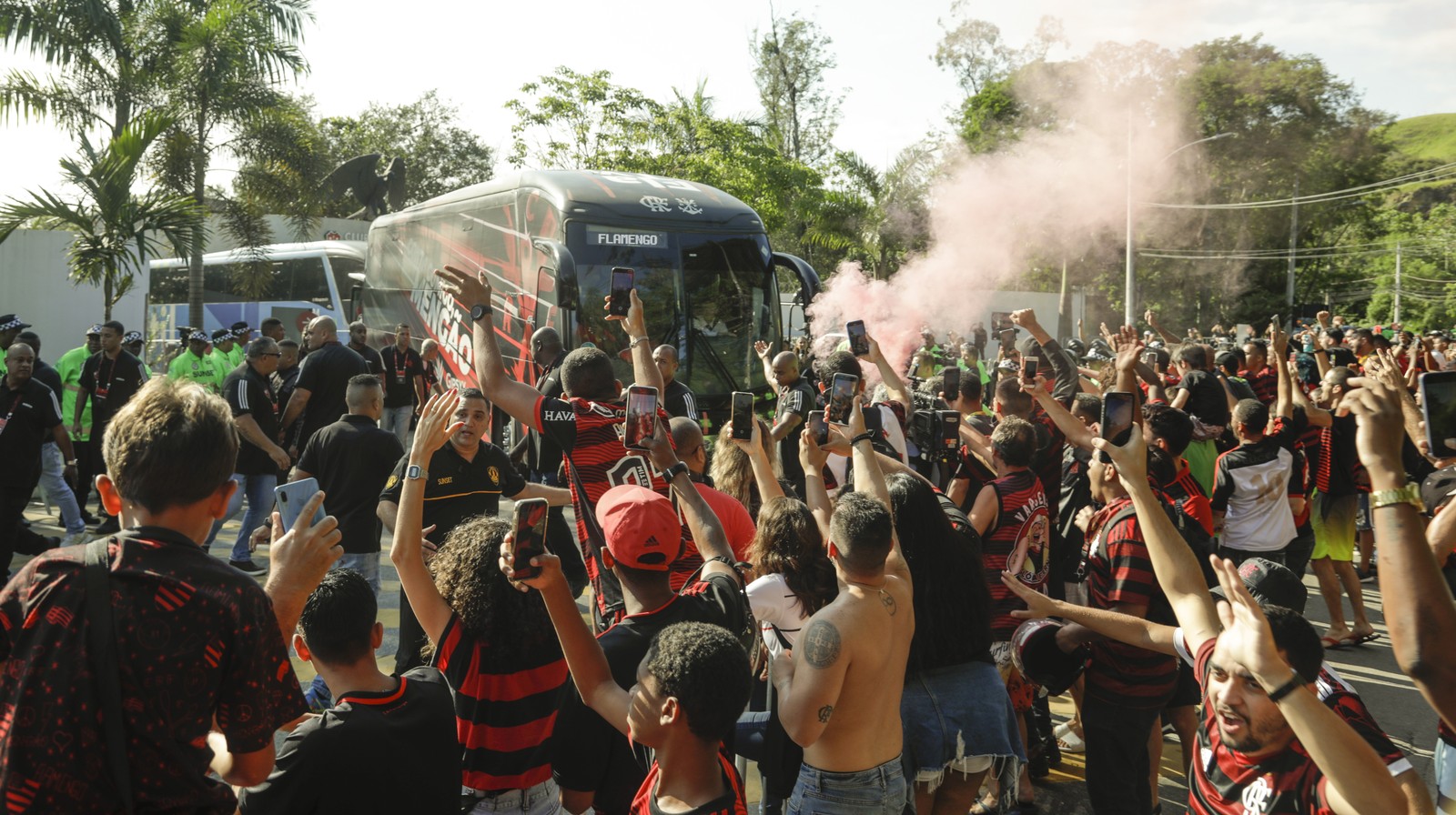 AeroFla: Flamengo deixa Ninho do Urubu, em destino ao aeroporto do Galeão, e torcida acompanha nas ruas — Foto: Gabriel de Paiva/O Globo