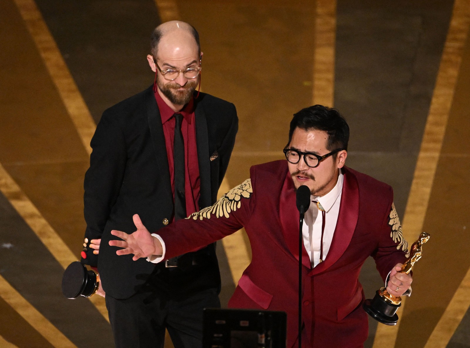 Daniel Scheinert e Daniel Kwan conquistam o Oscar de melhor direção, filme e roteiro original — Foto: PATRICK T. FALLON/AFP