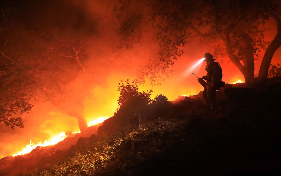 Um bombeiro é visto em incêndio em Sonoma Valley, na Califórnia, na quarta-feira (11) (Foto: Kent Porter/The Press Democrat via AP)