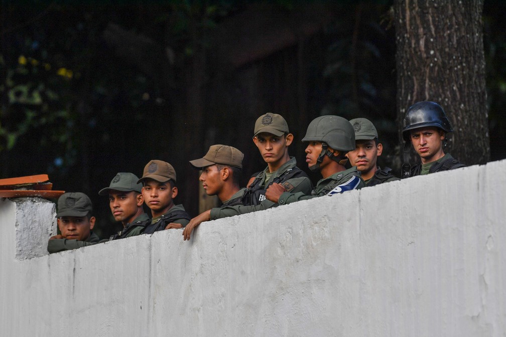 Militares permanecem na sede da Guarda Nacional Bolivariana de Cotiza, na Venezuela, nesta segunda-feira (21)  — Foto: Yuri Cortez / AFP