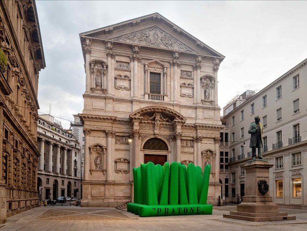 Milão 2021: Versão gigante da Pratone é instalada na Piazza San Fedele (Foto: Divulgação)