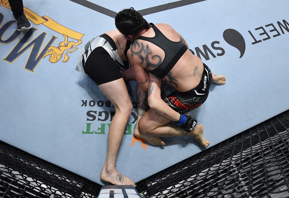 Rquel Pennington finaliza Macy Chiasson com uma guilhotina no UFC Lewis x Daukaus — Foto: Getty Images
