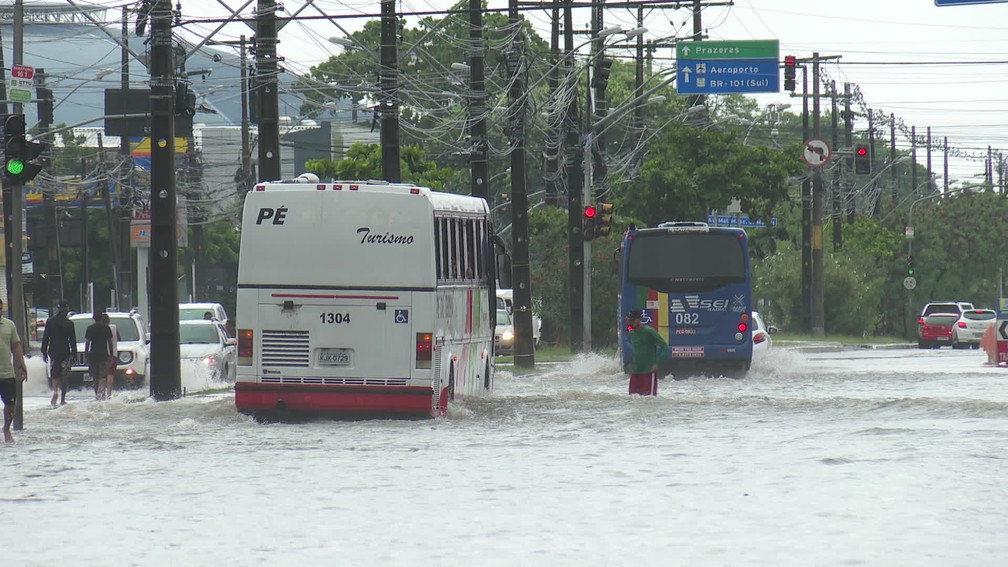 Alagamento Ã© registrado na Avenida Mascarenhas de Morais, na Zona Sul do Recife, neste domingo (16) â€” Foto: ReproduÃ§Ã£o/TV Globo