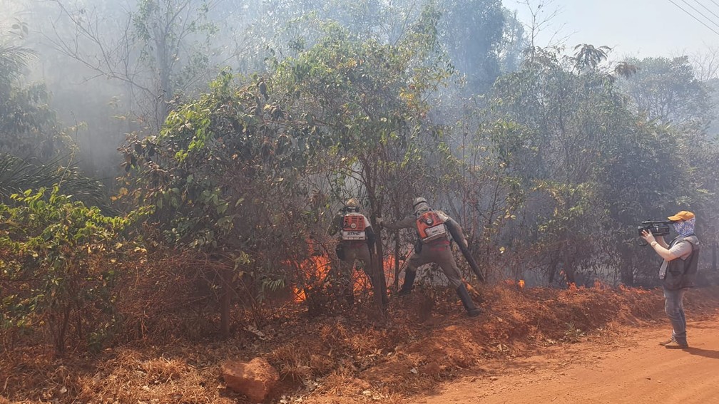 Corpo de Bombeiros tenta combater chamas em Chapada dos Guimarães — Foto: Lorena Segala/TVCA