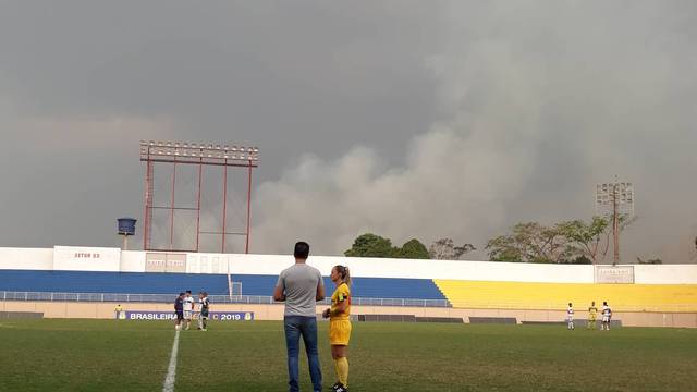 Fumaça ao redor do estádio Florestão; incêndio em área verde nas proximidades do estádio causou paralisação do jogo por sete minutos