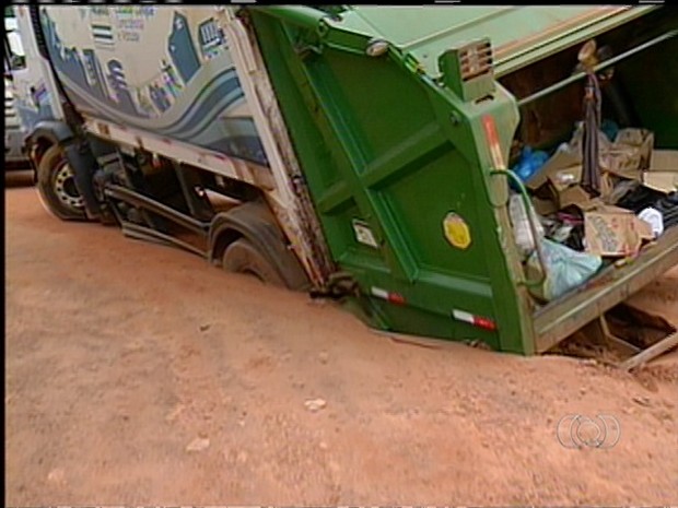 Caminhão da empresa de coleta de lixo em Palmas atola na região sul de Palmas (Foto: Reprodução/TV Anhanguera)