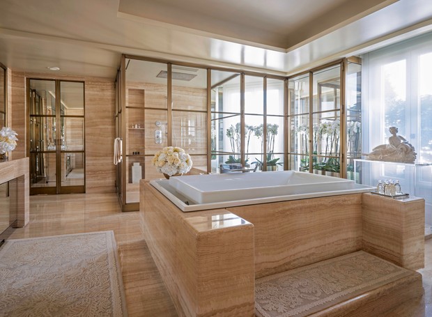 Em Paris, o banheiro do Four Seasons George V é todo trabalhado no mármore Calacata Gold e abriga uma enorme banheira com borda infinita  (Foto: Divulgação / Four Seasons)