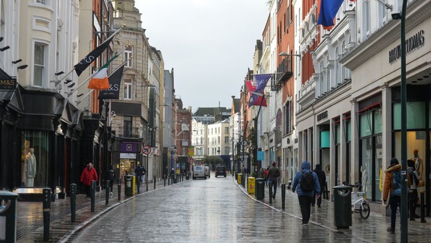Grafton Street em Dublin, na Irlanda, durante o lockdown de nível 5 realizado para conter a disseminação do vírus (Foto: NurPhoto / Getty Images)