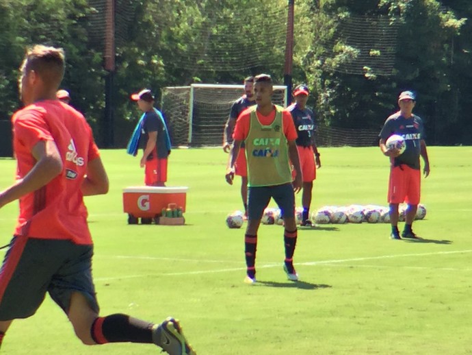 Jorge volta a treinar após incidente com desmaio; Guerrero faz só físico