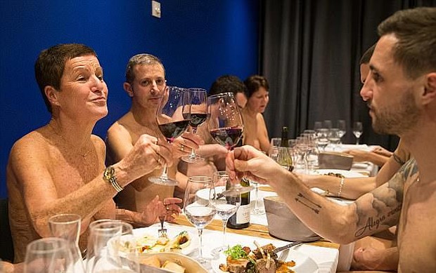 Restaurante de nudismo fecha por falta de clientes em Paris, na França (Foto: Reprodução / Daily Mail)