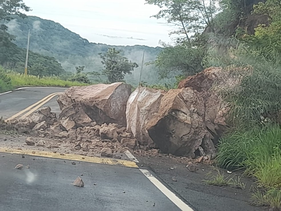 Grande rocha desaba sobre pista de entrada que liga Marília ao distrito de Avencas — Foto: Arquivo Pessoal