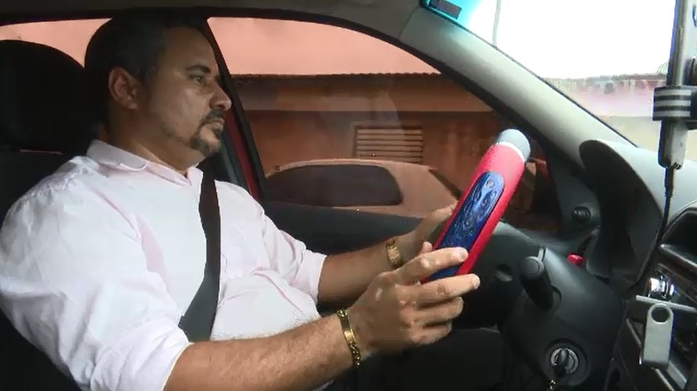 Ebert Leon Ã© mÃ©dico hÃ¡ 10 anos e estÃ¡ trabalhando como motorista de aplicativo no Acre â Foto: ReproduÃ§Ã£o/Rede AmazÃ´nica Acre