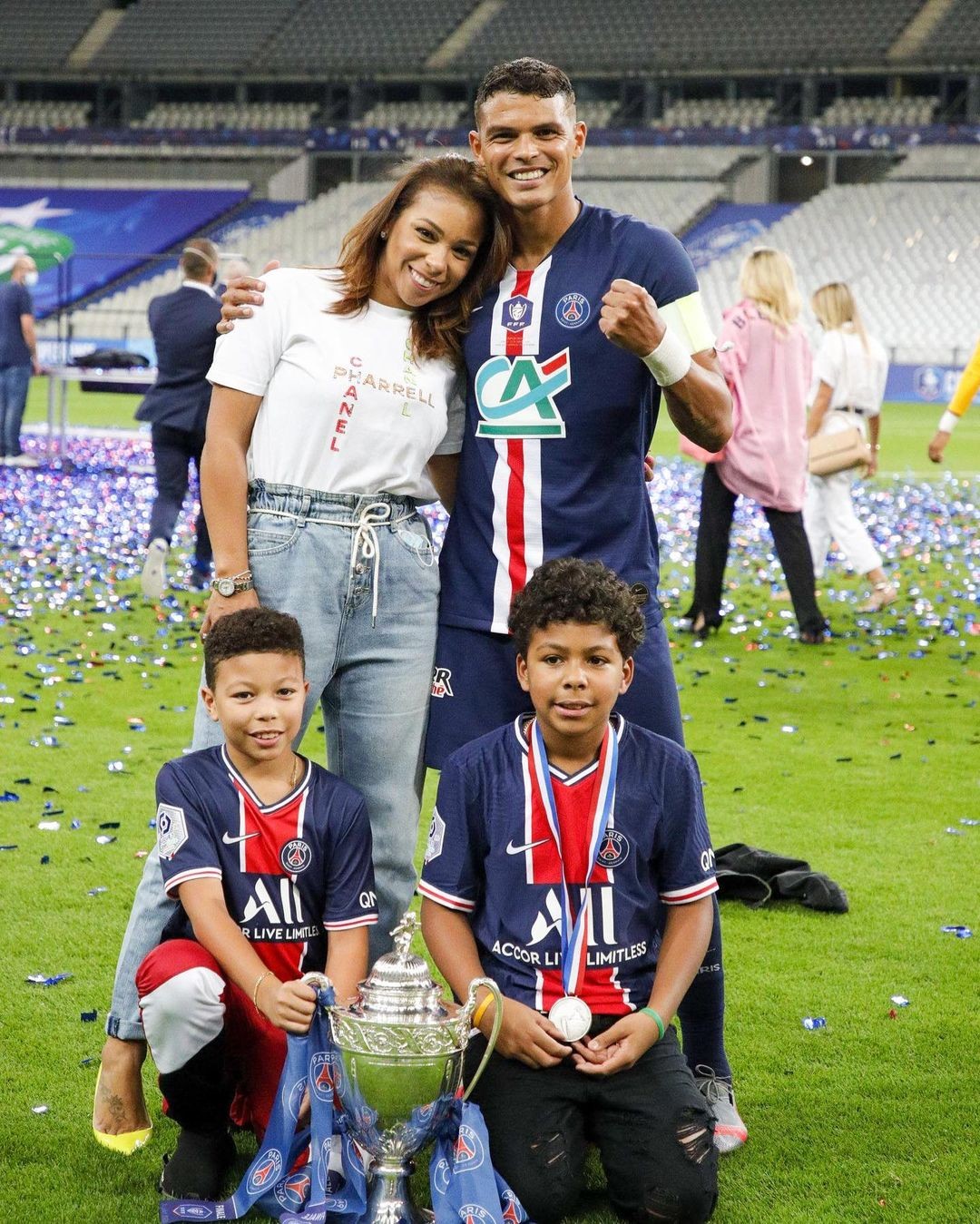 Belle, Thiago Silva, e sos filhos, Isago e Iago (Foto: Reprodução / Instagram)