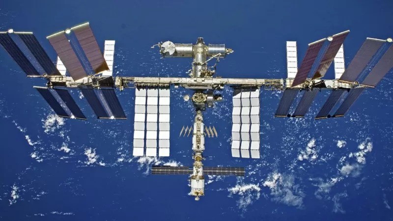 A Estação Espacial Internacional orbita ao redor da Terra a uma altitude de pouco mais de 400 km (Foto: NASA via BBC)