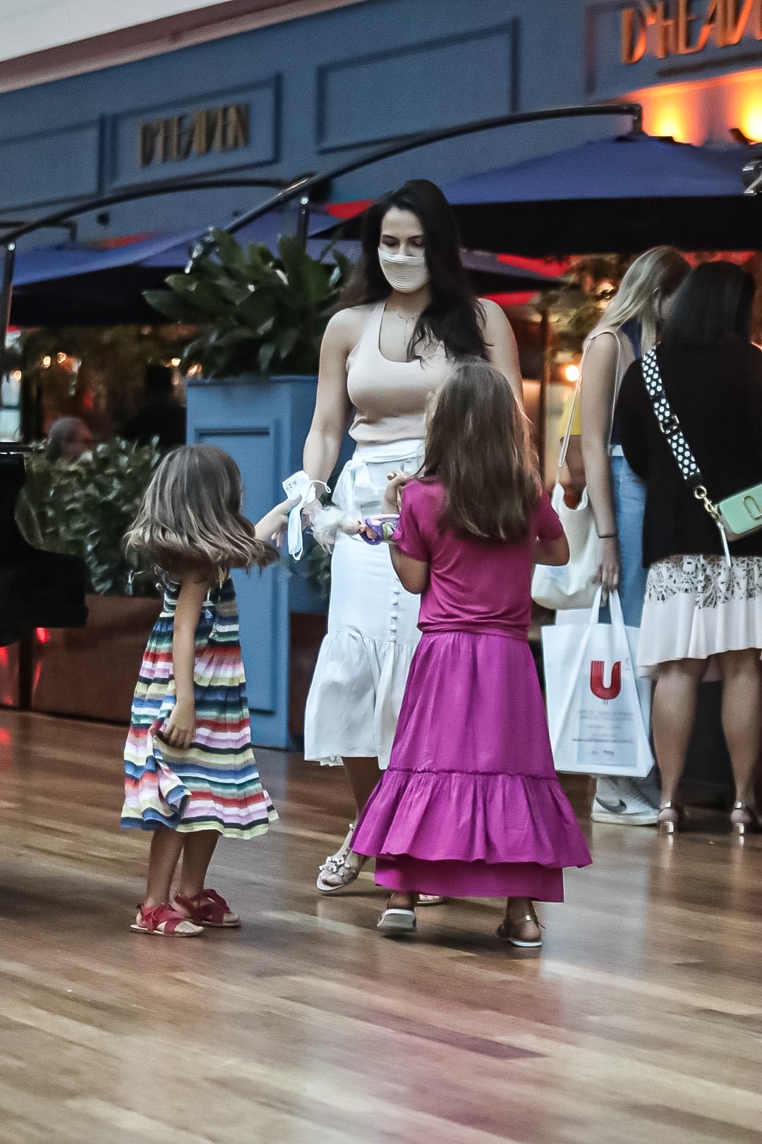 Malvino Salvador passeia com a família em shopping no Rio (Foto: AgNews)