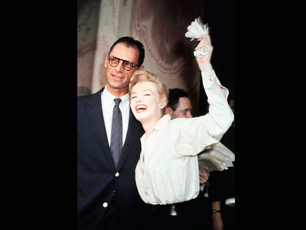 A beleza e o gênio. A atriz Marilyn Monroe se casou com o escritor Arthur Miller no dia 29 de junho de 1956. Com a união, ele fugia de um casamento sem graça e ela tentava ser levada a sério. O relacionamento durou cinco anos (Foto: THE KOBAL COLLECTION )