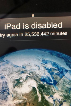 iPad bloqueado por cerca de 49 anos (Foto: Reprodução Twitter)