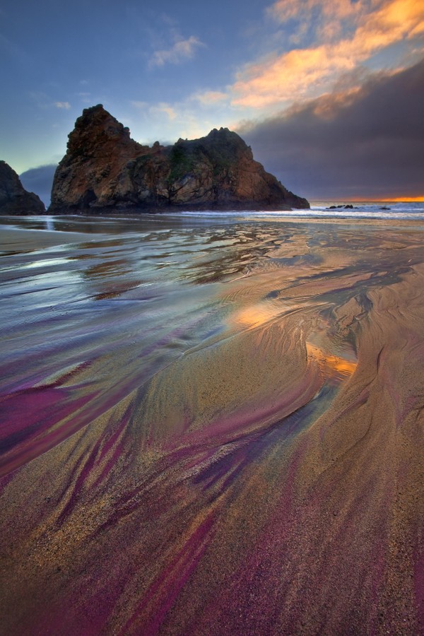A shot of the purple manganese garnet sand crystals from Pfeiffer Beach in Big Sur, CA (Foto: Getty Images)