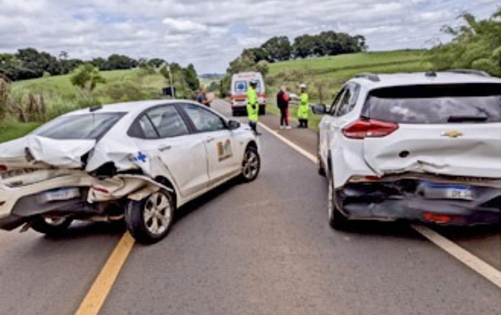 Motorista não vê sinalização 'siga e pare' e atinge dois veículos em rodovia de Itaporanga  — Foto: ItapoNews/ Reprodução 