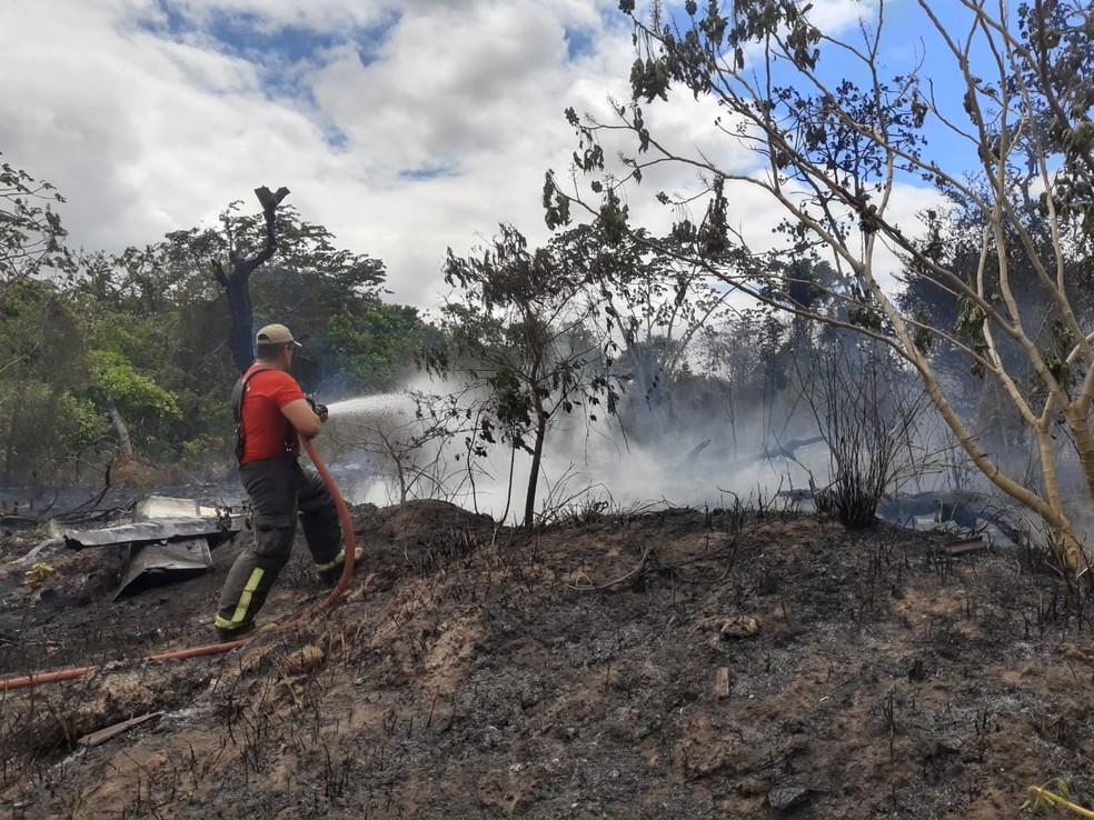Militar do Corpo de Bombeiros trabalha para conter as chamas em área de vegetação do Rio Grande do Norte — Foto: Lucas Cortez/Inter TV Cabugi