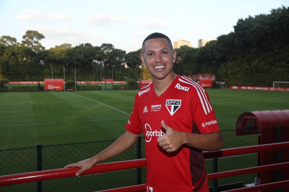 Marcos Guilherme na chegada ao São Paulo — Foto: Rubens Chiri / saopaulofc