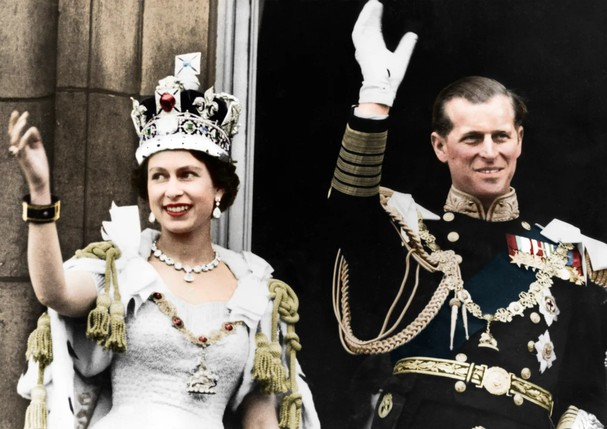 A Rainha Elizabeth, com a Coroa Imperial de Estado, e o Príncipe Phillip, logo após a coroação, em 1953 (Foto: Getty Images)