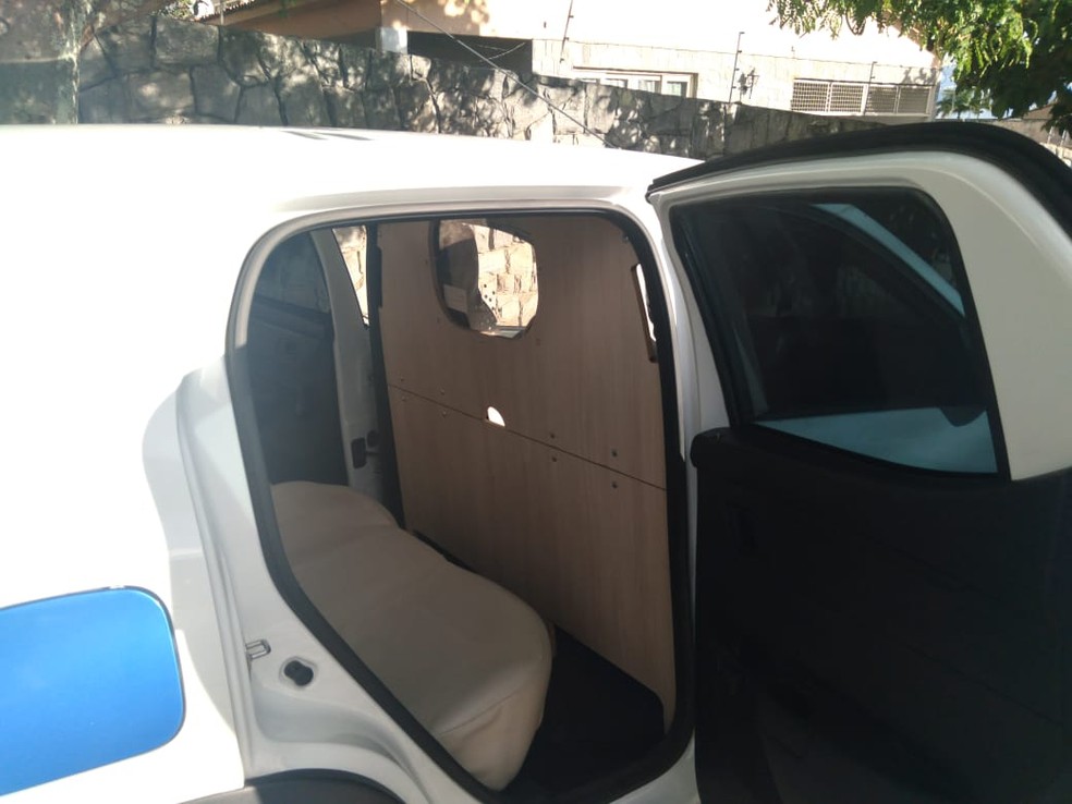 Barreira de madeira e acrílico instalada em carro para motorista se proteger da Covid e assaltos na PB  — Foto: José Cirom/Arquivo pessoal
