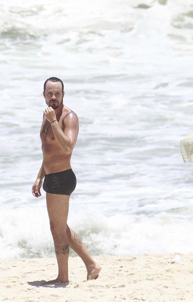 Em Tarde Quente Paulinho Vilhena Se Refresca Com Mergulho No Mar Quem QUEM News