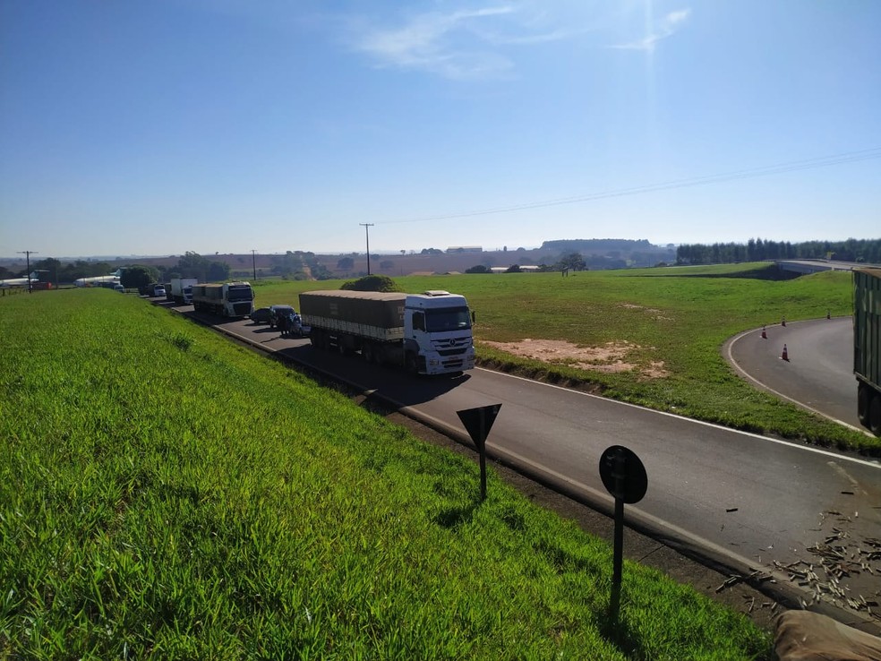 Carreta bitrem com carga de cana-de-açúcar tombou no acesso à SP-483 em Regente Feijó — Foto: Polícia Militar Rodoviária