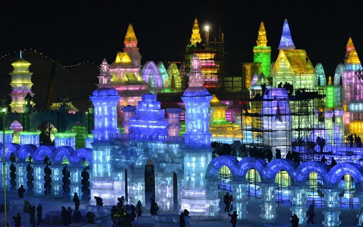 À noite o visual fica ainda mais exuberante