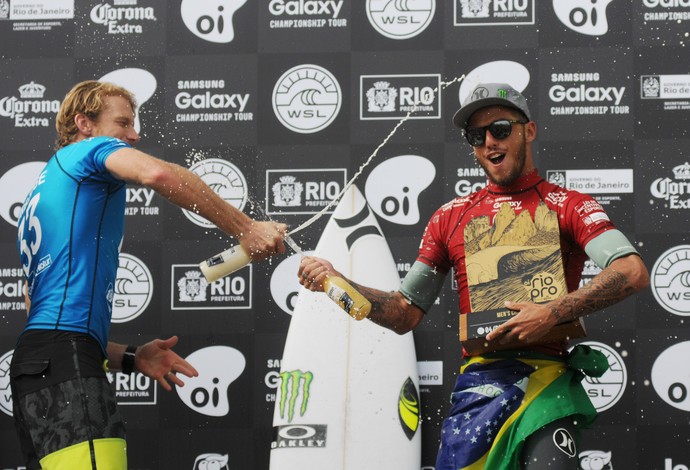 Filipe Toledo comemora título do Rio Pro com Bede Durbidge (Foto: André Durão) Filipe Toledo comemora título do Rio Pro com Bede Durbidge (Foto: André Durão)
