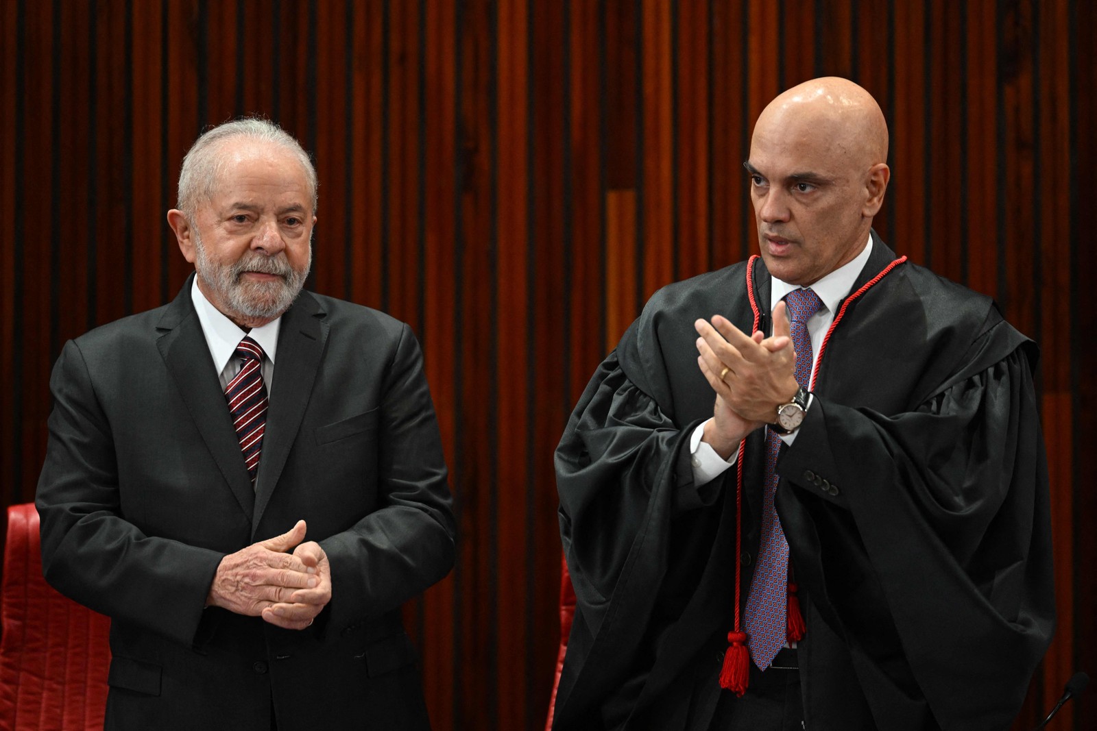 Lula ao lado do ministro Alexandre de Moraes — Foto: EVARISTO SA / AFP