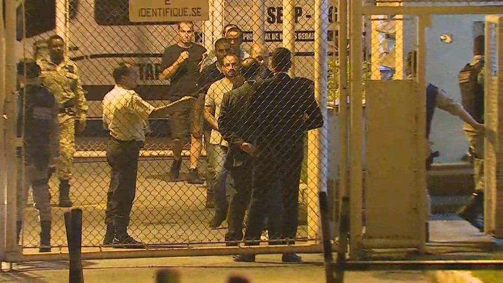 Funcionários da Vale presos deixam penitenciária.  — Foto: Reprodução TV Globo