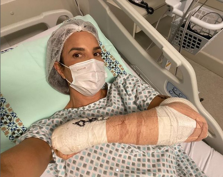 Ivete Sangalo depois de operação no braço