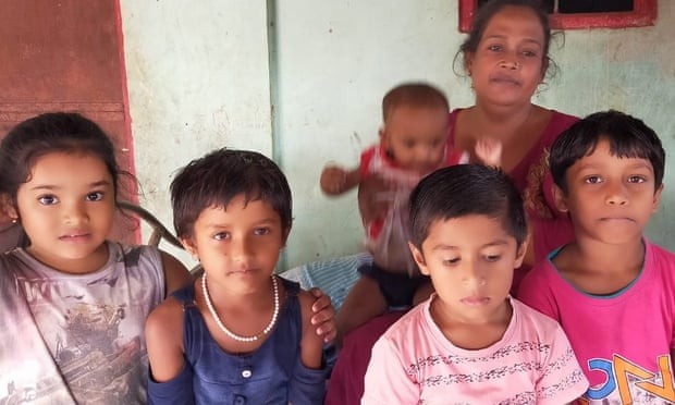 Manisha ao lado de cinco de seus filhos (Foto: Arquivo pessoal)