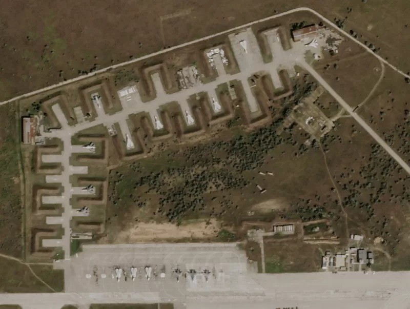 A base aérea Saky em 9 de agosto, antes das explosões (Foto: PLANET LABS PBC via BBC)