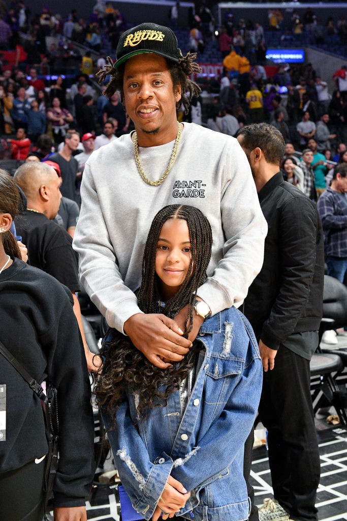 LOS ANGELES, CALIFORNIA - MARCH 08: Jay-Z and Blue Ivy Carter attend a basketball game between the Los Angeles Clippers and the Los Angeles Lakers at Staples Center on March 08, 2020 in Los Angeles, California. (Photo by Allen Berezovsky/Getty Images) (Foto: Getty Images)