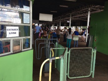 Desde o início da tarde desta quinta (15) usuários não estão pagando passagem (Foto: Raquel Moraes/ RPC)