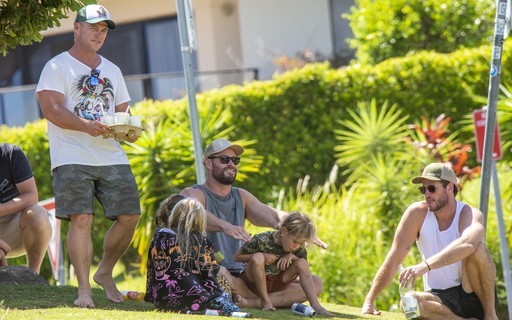 Chris Hemsworth reúne irmãos, Liam e Luke, em passeio com filhos