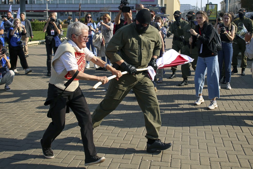 Símbolo da resistência, Nina Bahinskaya, de 73 anos, é presa durante a manifestação em Minsk — Foto: AP