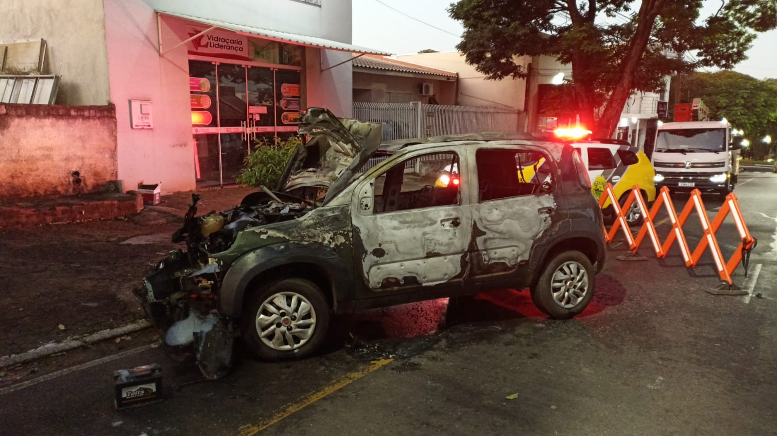Motorista perde controle do veículo, bate em poste e carro pega fogo em rua de Umuarama